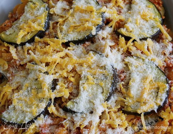 Баклажаны посыпать сыром каждого сорта, затем повторить все слои, завершая все сыром. Запекать в духовке минут 45 до появления золотистой корочки.