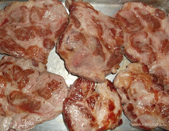 Мясо, нарезанное на порционные кусочки (отбивать не надо) обжариваем с двух сторон, чтобы сок остался внутри и складываем в смазанную маслом форму.