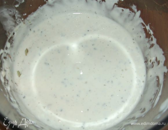 Делаем соус в блендере смешиваем творог (или брынзу, или сыр фету) йогурт (или сметану, или сливки). Соус не должен быть жидким. Добавляем травки и перец, перемешиваем.