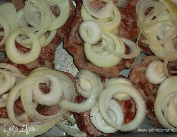 Мясо немного солим (не забывайте соус солёный), перчим, выкладываем лук, порезанный тонкими кольцами (можно пофантазировать добавить порезанное яблочко или ананас).