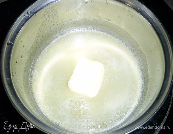 Нам осталось приготовить только кранч. Для этого сначала растопим в небольшом ковшике сливочное масло. Затем его следует довести до коричневого цвета и появления орехового запаха.