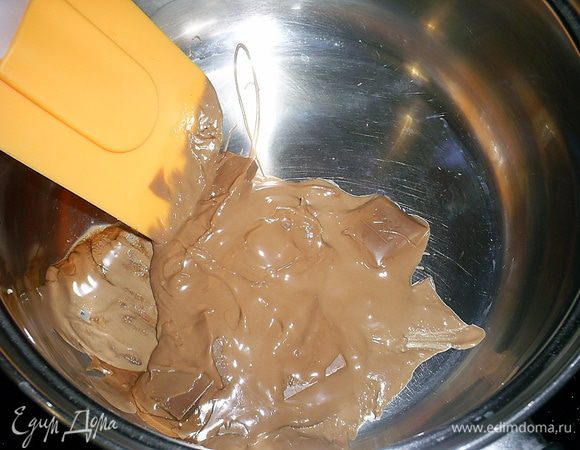 Параллельно растопим шоколад.