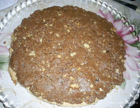 Наконец можно приступить к сборке. Не перепутайте слои и будьте очень внимательны. На центр блюда выкладываем бисквит «Ванильный дакуаз», по нему равномерно распределяем кранч.