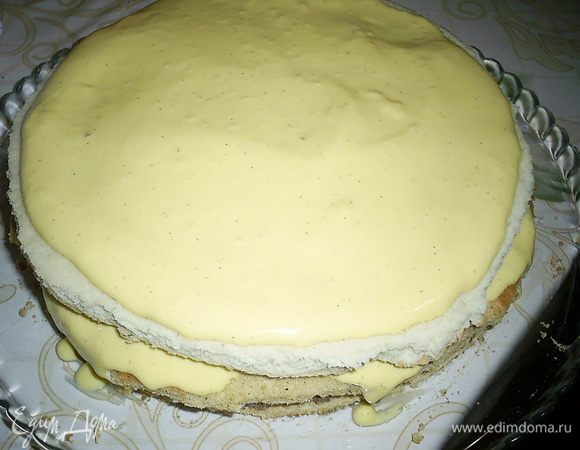 Оставшееся крем-брюле распределяем по бисквиту. Теперь нашу заготовку помещаем в морозилку. К следующему этапу можно будет перейти, когда все слои немного схватятся.