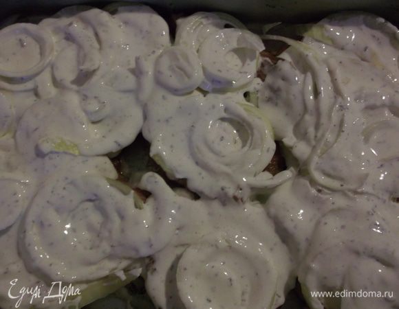 Заливаем соусом. 