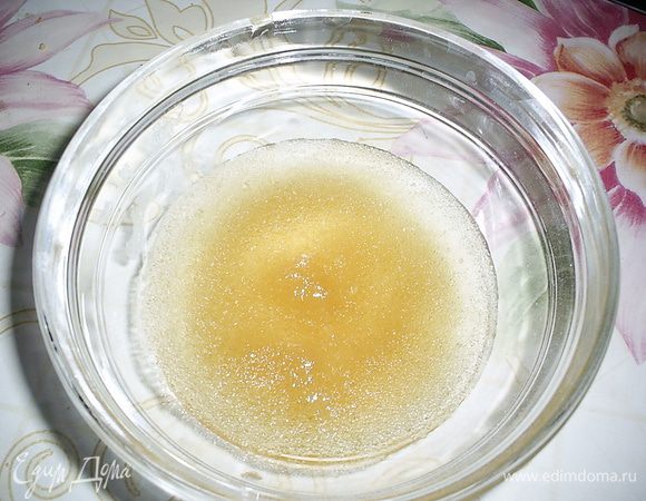 А мы, не теряя времени, принимаемся за крем «Шантильи». Желатин замачиваем в воде и оставим набухать. Я использую быстрорастворимый, но все равно предварительно замачиваю его.