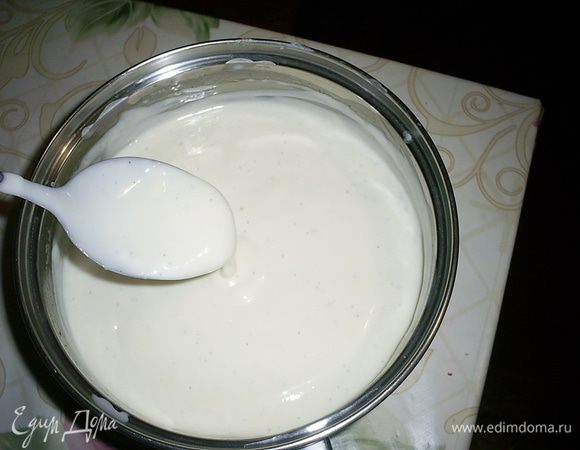 Сливки с сахаром, ванилином и семенами ванили доводим до кипения. Даем им немного остыть и вводим набухший желатин. Тщательно перемешиваем до его полного растворения.