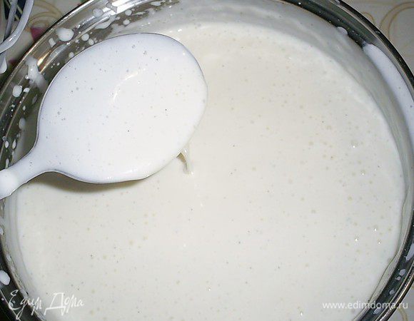 Теперь нам надо подержать крем на холоде, пока он не начнет застывать. Как только вы заметите, что крем начинает желироваться — его надо взбить миксером до однородного пышного состояния. Он останется жидким, но станет насыщенным пузырьками воздуха.