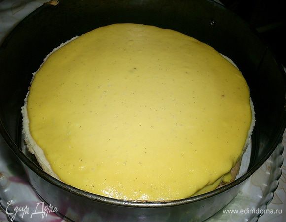 Достаем нашу заготовку. Если нужно, неровности можно подровнять острым ножом. Помещаем заготовку в центр разъемного кольца диаметром 23 см. Центрируем, чтоб расстояние до бортиков кольца быле одинаковым со всех сторон.