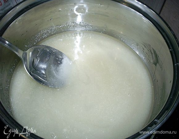 В ковшике на 1,5 литра смешиваем сахар, воду и глюкозу. Ставим на огонь чуть выше среднего и доводим до кипения.