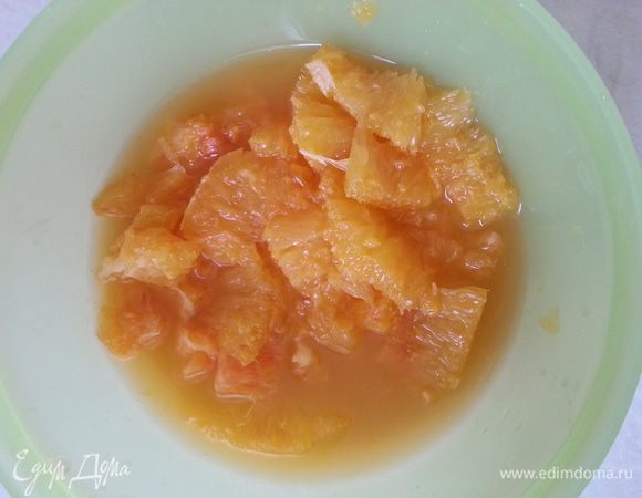 Вырезаем сегменты, выкладываем их в салат...