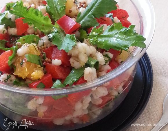 Делаем заправку, перемешиваем салат и угощаемся...