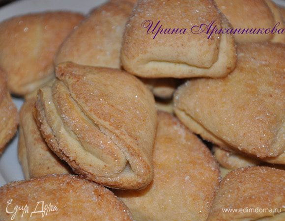 А это то самое печенько из детства. Просто раскатать нужно кружки побольше. (около 8см), окунуть 1 стороной в сахар, сложить пополам и еще раз пополам и окунуть верхнюю часть еще раз в сахар. Выпекать минут 40.