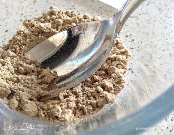 Взять 2 столовые ложки льняной муки.