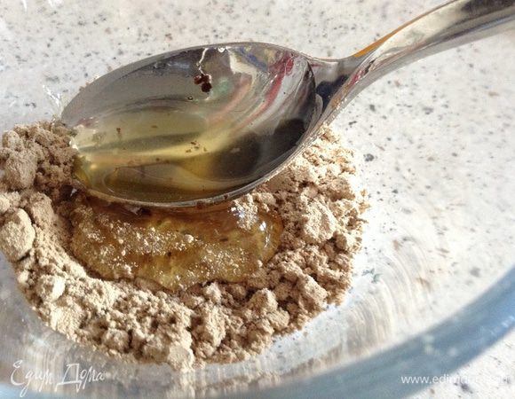 Смешать с 1 столовой ложкой меда и 0.5 ч. л. воды ( холодной, кипяченой).