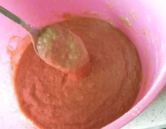 Добавить масло и воду. Тесто будет густое, но должно медленно литься при переворачивании.