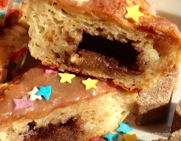 Они просто обалденные!!! С творожком и яблочком!!! Воздушные, мягкие, пористые, вкусные!!!! С очень интересной влажной карамельно-коричной начинкой.
А аромат какой..... М-м-м....
Такие кексы и на праздничном столе будут очень даже к месту, особенно на детском! 
Угощайтесь!!!