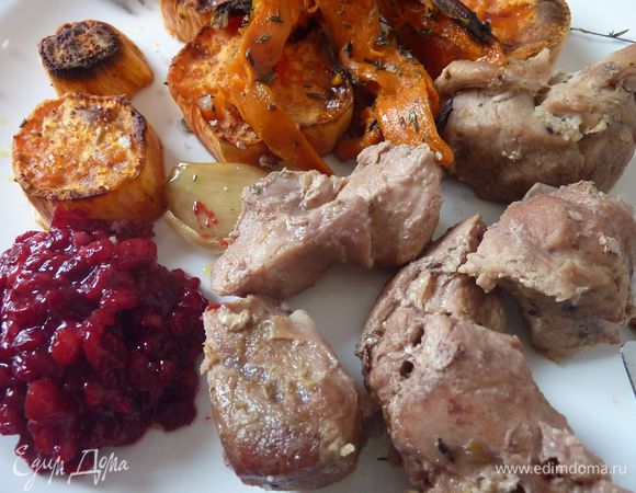 Очень вкусный вариант индейки не только на праздник от julika1108

http://www.edimdoma.ru/retsepty/63352-prazdnichnaya-indeyka-s-klyukvennym-sousom

Очень вкусно и несложно! 