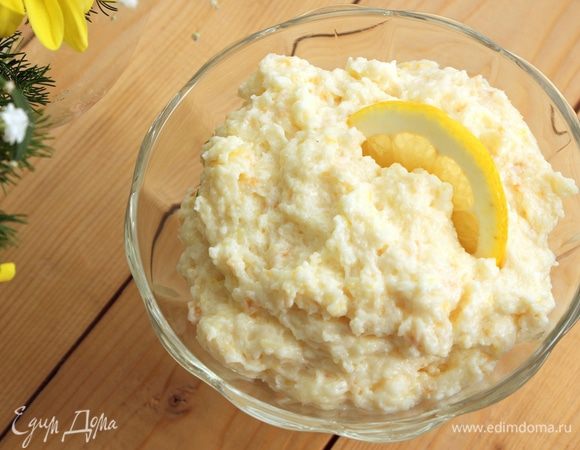 Для приготовления лимонного крема нужно сварить из молока и манной крупы густую кашу и охладить её. Затем взбить остывшую манную кашу со сливочным маслом, предварительно растертым с сахаром и лимонной цедрой. 