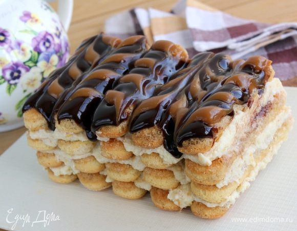 Соедините кофе, сваренный на ваш вкус, с коньяком. Окунайте сахарной стороной каждое печенье савоярди в кофе и выкладывайте их слоями (пропитанной стороной вверх) по пять штук, промазывая лимонным кремом.
Отлично бы вписалась в эту вкусовую композицию шоколадная глазурь... Мне же попались под руку готовые сладкие пасты, которыми я и завершила оформление тортика.