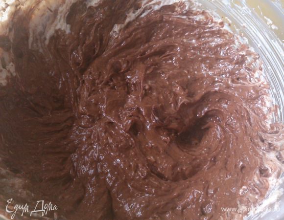 Шоколад остудить до теплого состояния , добавить к маслу и хорошо смешать. 