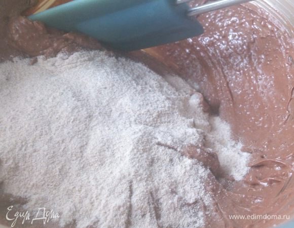 Постепенно ввести муку, хорошо перемешивая.