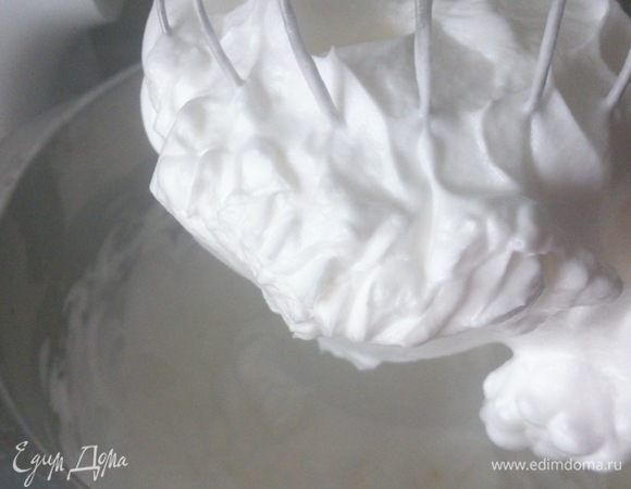 Белки слегка взбить со щепоткой соли и добавляя постепенно белый сахар, взбить до крепкой пены.