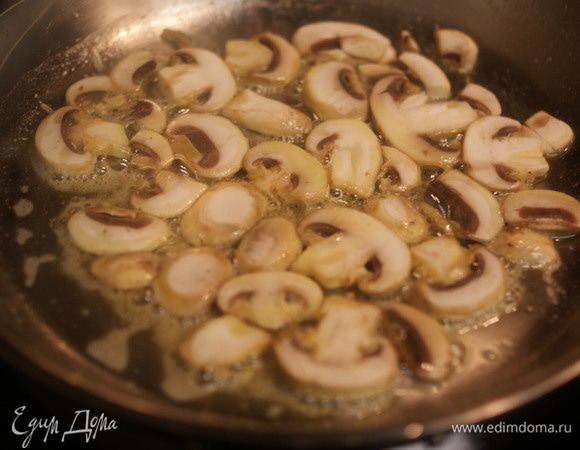 Лаваш с грибами и овощами. 
Нарезаем овощи соломкой, шампиньоны тонкими ломтиками.Травку промыть и просушить. Шампиньоны несколько минут обжарить на большом огне. 
Лаваш разрезаем на 4 части. Сбрызнуть оливковым или растительным маслом, выложить овощи слоями, добавить грибы, соль и перец по вкусу, травку, а в конце несколько капель масла и сока лимона. Завернуть плотно в рулет и поставить в форму.