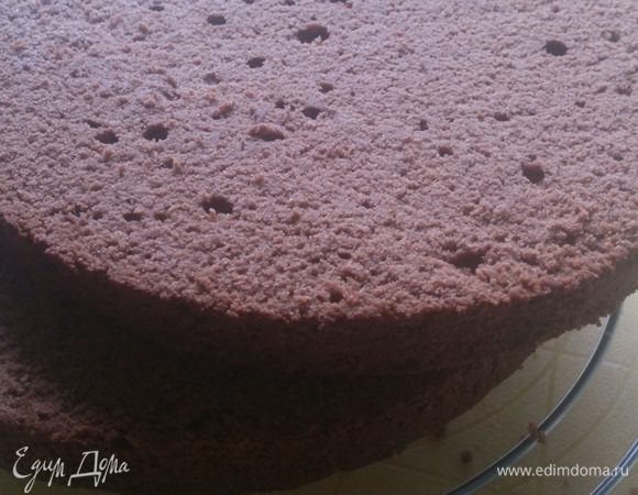 Разрезать бисквит по горизонтали на две половинки.