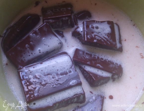 Молоко нагреть почти до кипения и добавить разломанный на кусочки шоколад. Дать постоять 2-3 минуты и хорошо перемешать.