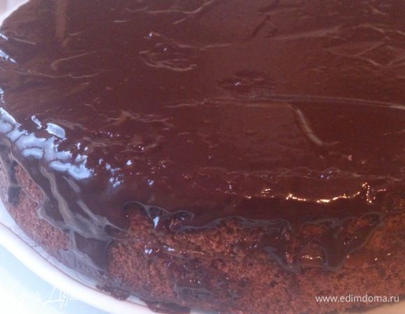 Верхний корж полить глазурью. Обожаю готовить торты для домашнего чаепития! Их можно вот так небрежно обмазать, просто, не разглаживать и не выравнивать! И это так аппетитно! Хотя рука сама по привычке потянулась за шпателем)))