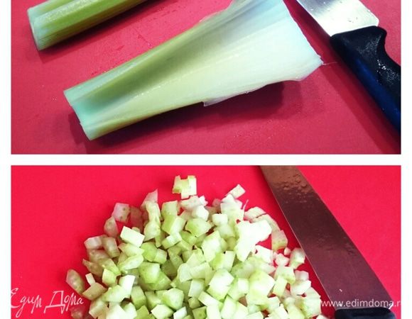 Стебель сельдерея промыть под водой и нарезать кубиками.