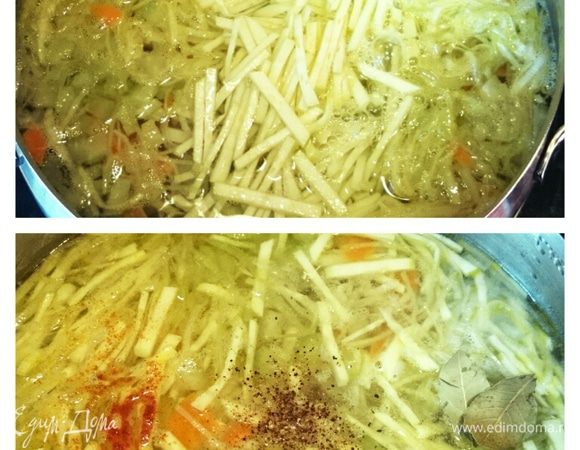 Добавить в кастрюлю картофель, кабачок, перец, соль и лавровый лист. Варить 15 минут.