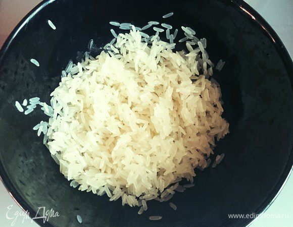 Рис промыть в холодной воде.