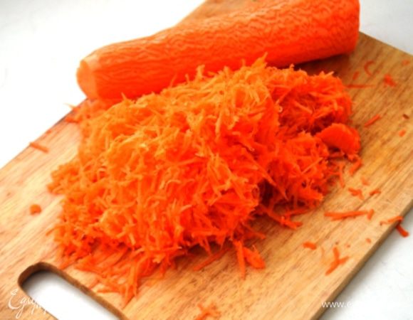 Морковь помыть, почистить и натереть на МЕЛКОЙ терке.