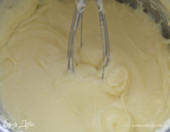 Яйца взбить с сахаром в пышную массу.