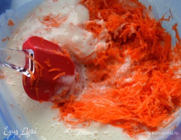 Добавить к яйцам морковь и орехи (немного орехов оставить для оформления) и размешать аккуратно лопаткой.