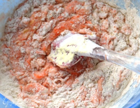 Просеять муку и разрыхлитель, перемешать.