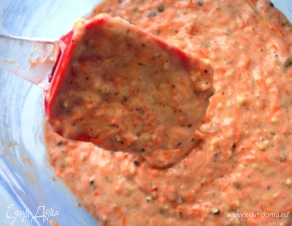 Добавить растительное масло и еще раз размешать. Получается достаточно густое тесто.