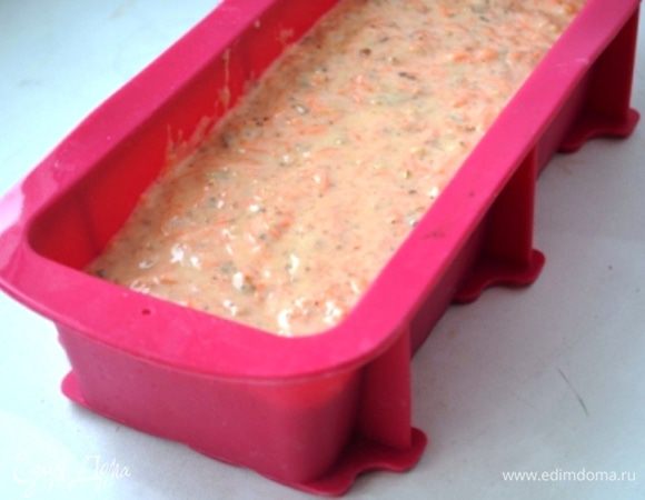 Форму для кекса смазать растительным маслом, вылить в нее тесто и разровнять.