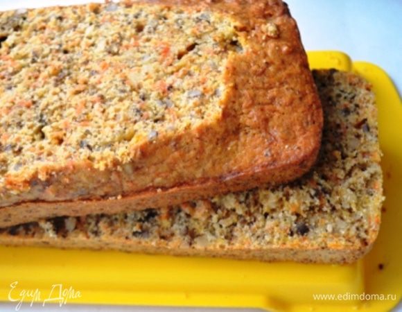 Кекс надо полностью остудить и разрезать на пополам. Неровную верхушку я тоже срезала. Мой стоял всю ночь отлеживался).