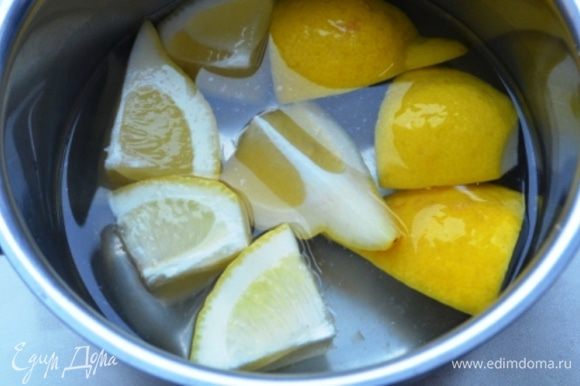 Половинку лимона разрезать на 2 небольших кусочка, залить крутым кипятком и дать постоять 15 минут. Уйдет вся горечь и резкий вкус.