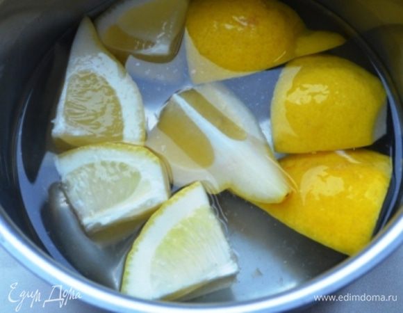 Половинку лимона разрезать на 2 небольших кусочка, залить крутым кипятком и дать постоять 15 минут. Уйдет вся горечь и резкий вкус.