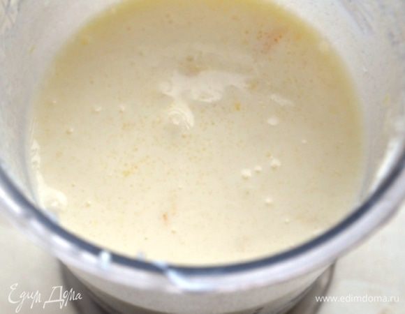 Сметану взбить с сахаром, добавить лимон и перемешать.