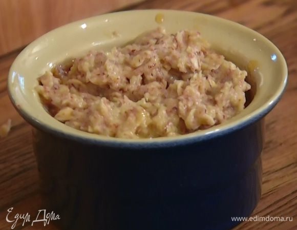 Сверху выложить миндальное тесто.