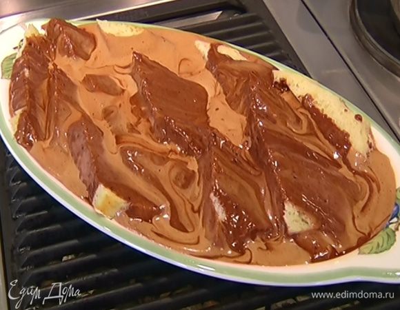 Залить оставшейся шоколадной массой. Дать пудингу постоять минимум  час (а лучше 5–6 часов), чтобы хлеб полностью пропитался кремом.
