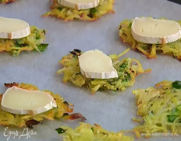 На каждую поместить по кружку сыра и отправить под гриль на 2–3 минуты.