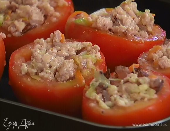 Начинить фаршем с овощами.