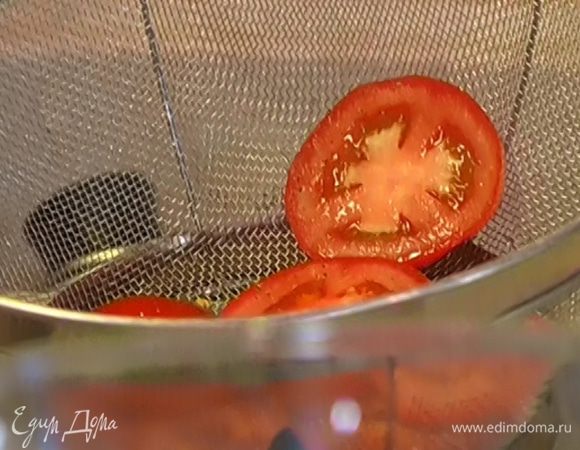 Помидоры вымыть, нарезать кружками, выложить в дуршлаг, посолить, поперчить и дать стечь лишней жидкости.