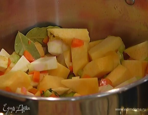 Отправить в кастрюлю с овощами, перемешать и немного обжарить.